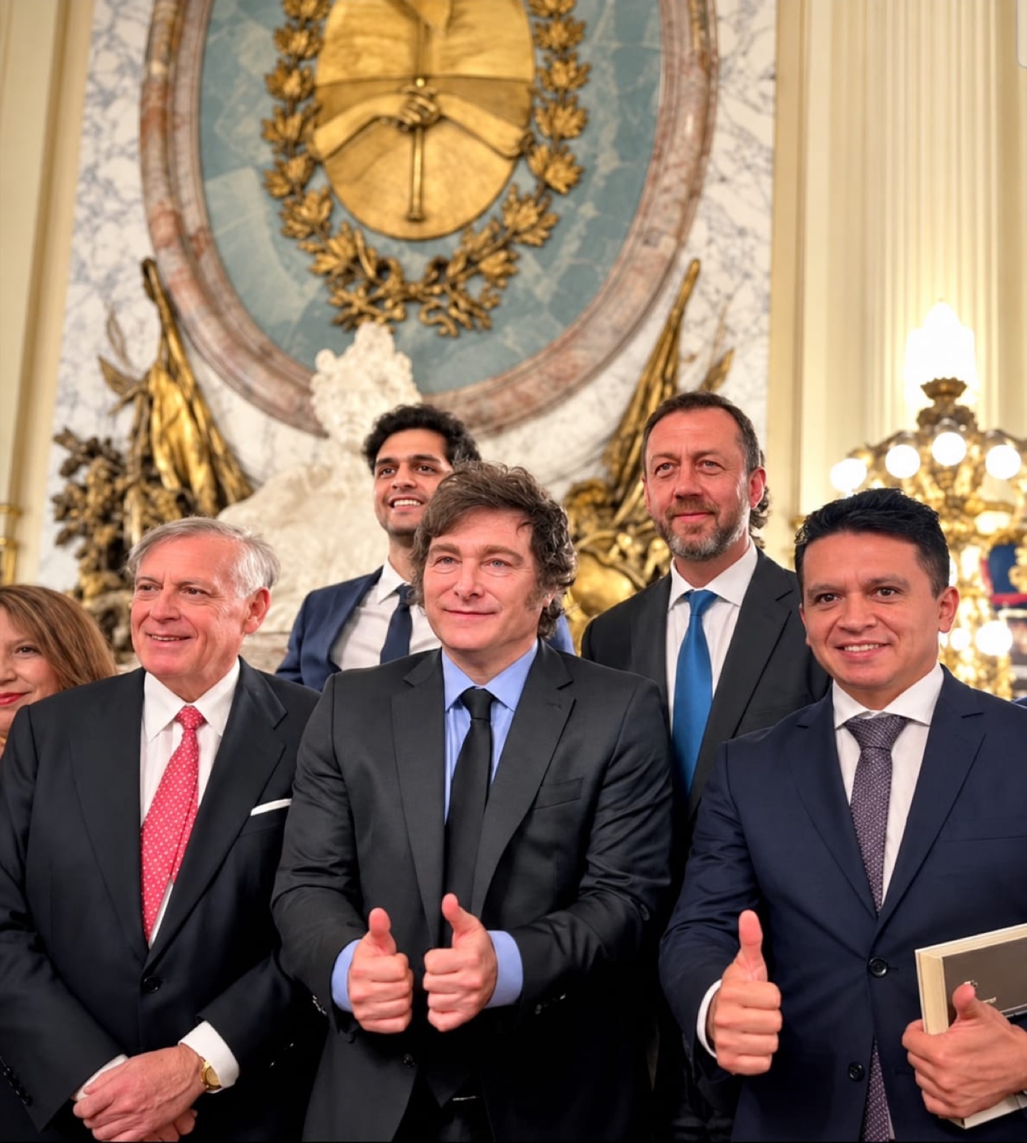 Diego Macana Roa en un acto oficial junto a Javier Milei y Jesús Huerta de Soto