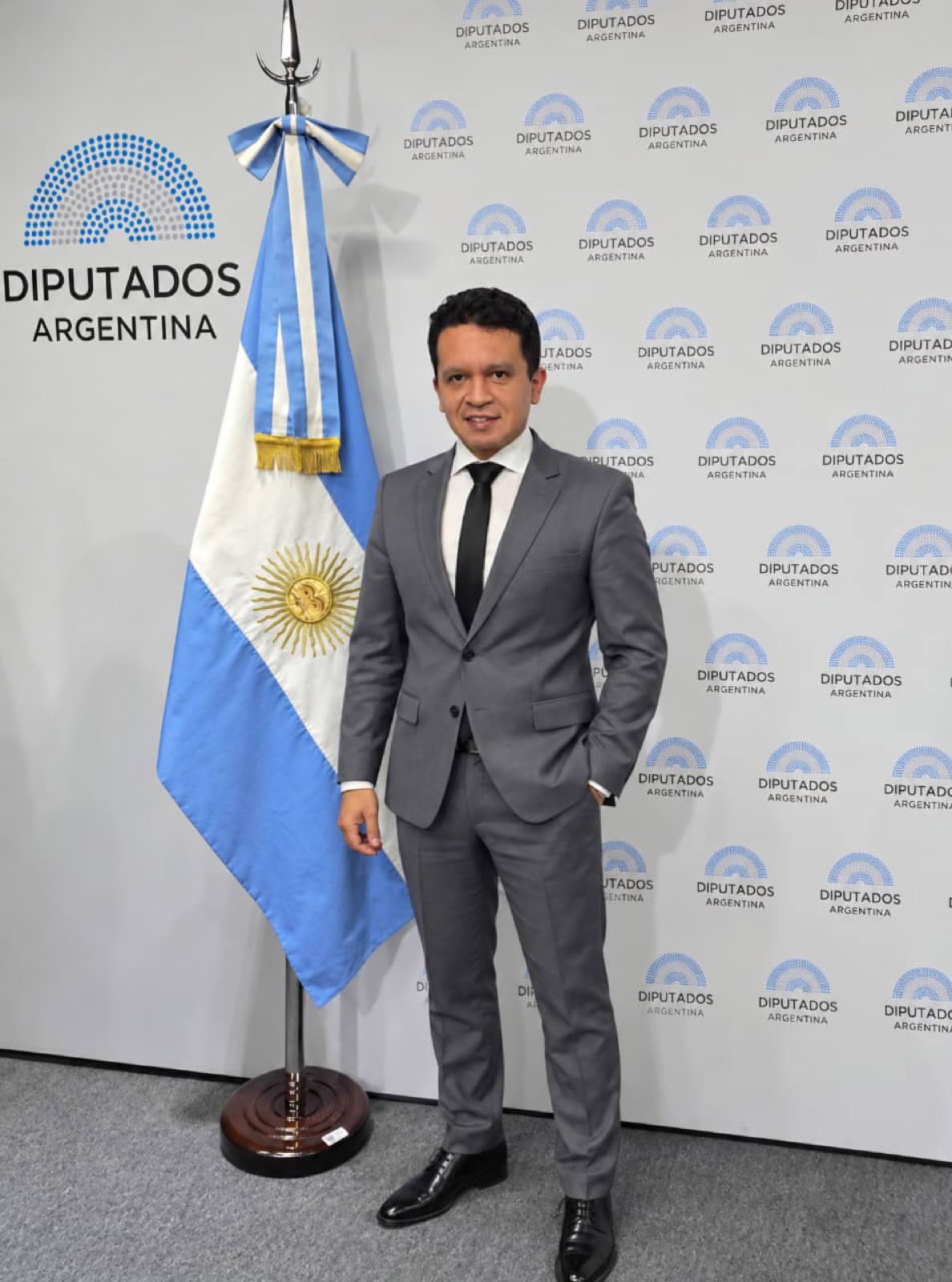 Diego Macana Roa junto a la bandera argentina en la Cámara de Diputados