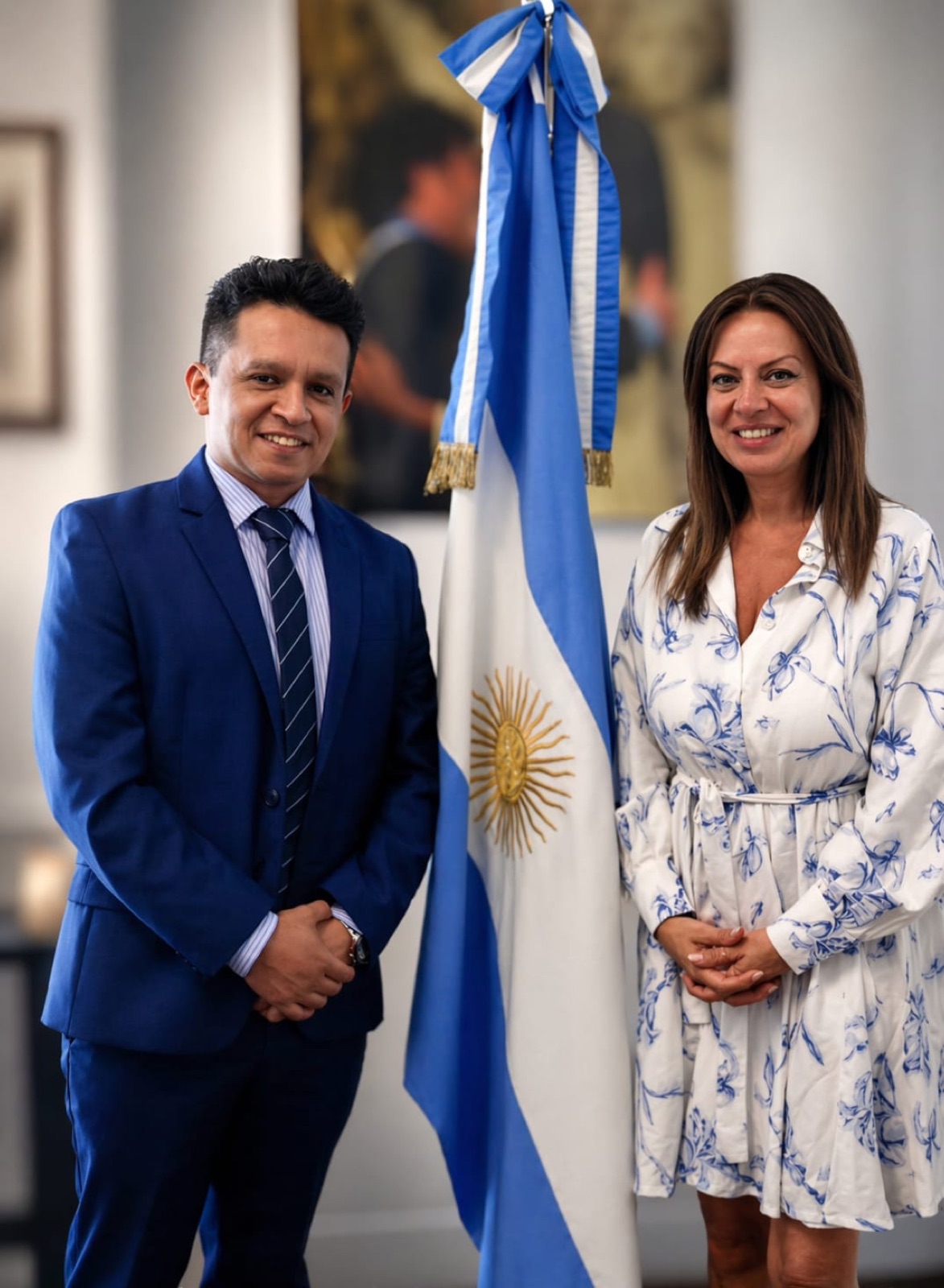 Diego Macana Roa junto a Sandra Pettovello y la bandera argentina